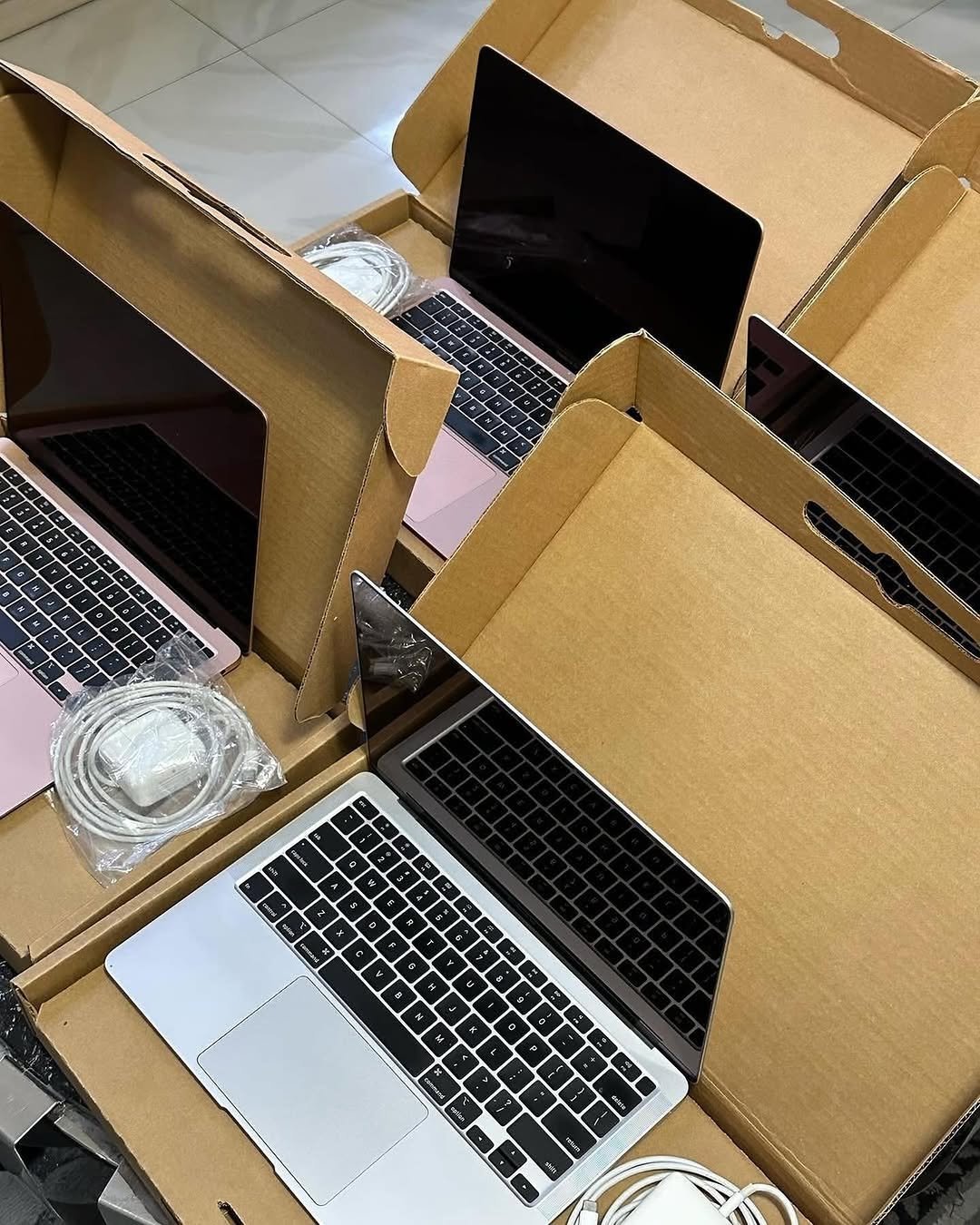 MacBook air 2020 - Image 4