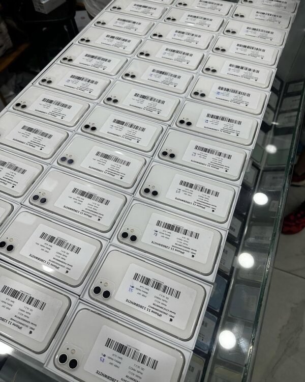 iPhone 11 - Image 6