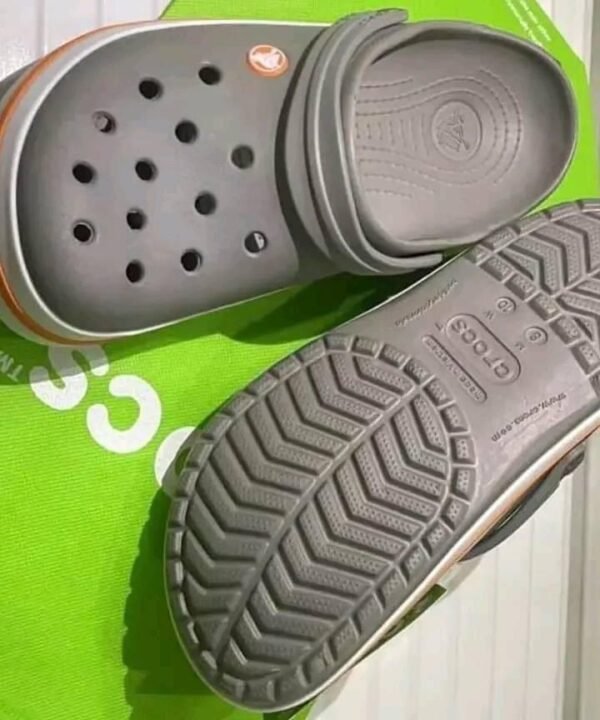 Crocs 300 pairs per pallet - Image 4
